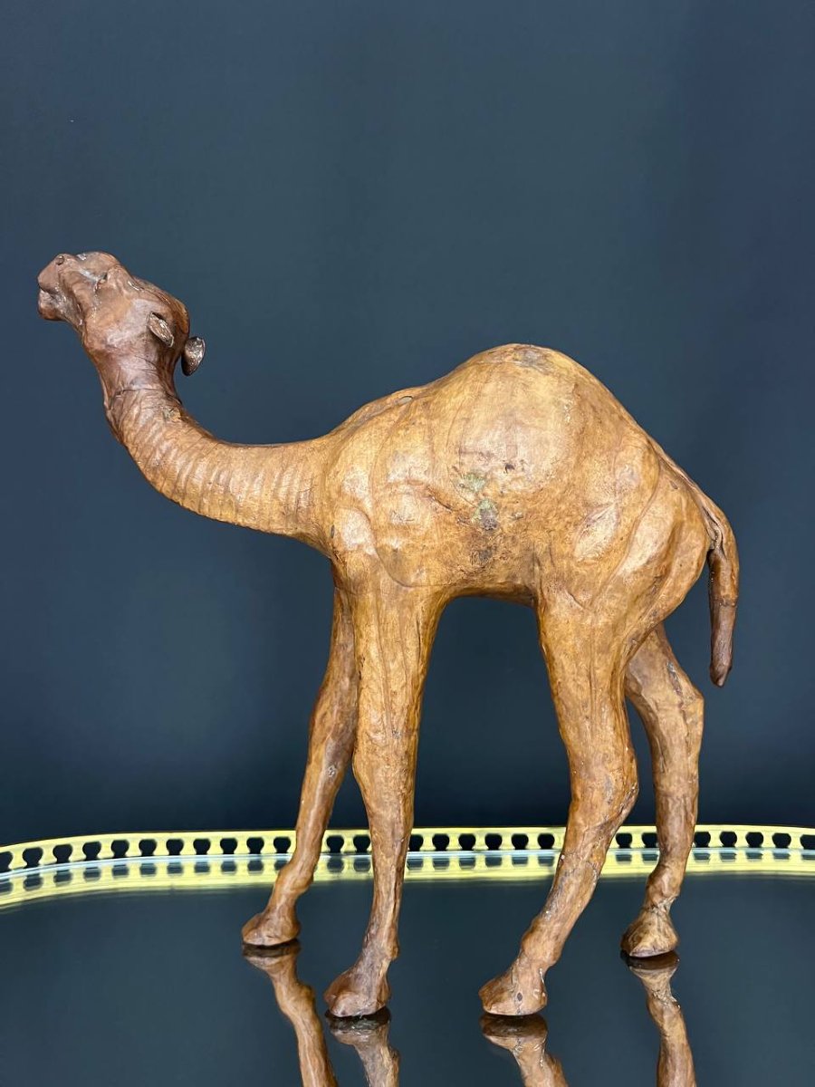 Dromadaire en cuir brun – Sculpture animalière ancienne, travail du XXe siècle-photo-2