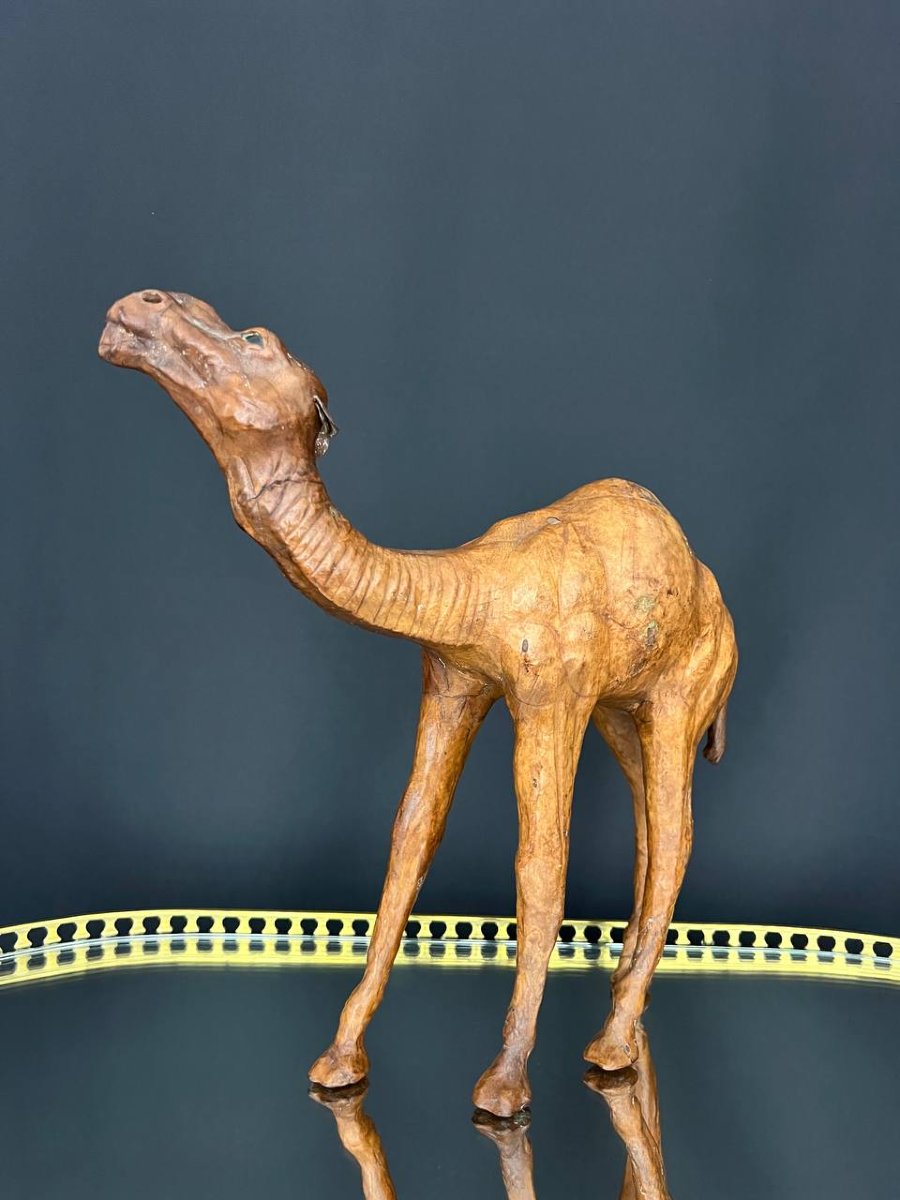 Dromadaire en cuir brun – Sculpture animalière ancienne, travail du XXe siècle