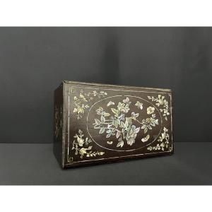 Boîte asiatique en bois exotique et nacre – Vietnam ou Chine, fin XIXe siècle