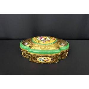 Raffinée boîte ancienne en porcelaine peinte à la main, décor floral et or fin