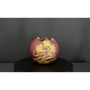 Vase boule Art Nouveau en verre rouge satiné et doré à l’or fin, décor floral