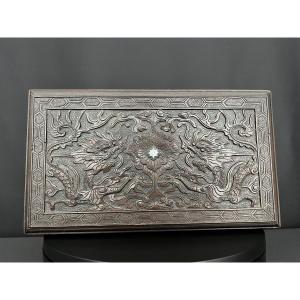 Coffret en bois dur sculpté à décor de dragons, travail asiatique, vers 1900