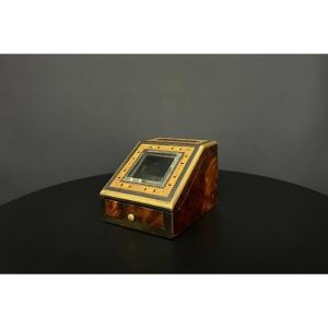Coffret porte-montre en bois marqueté et laiton, vitre biseautée, XIXe siècle