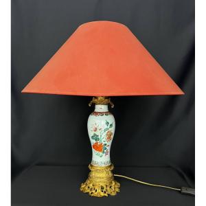 Grande lampe en porcelaine et bronze doré, décor polychrome Famille Rose – fin XIXe siècle