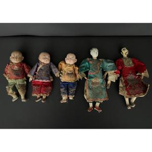 Group Of Five Chinese Dolls Made Of Papier-mâché And Embroidered Silk