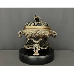 Grand brûle-parfum en bronze – Asie – Décor végétal ajouré