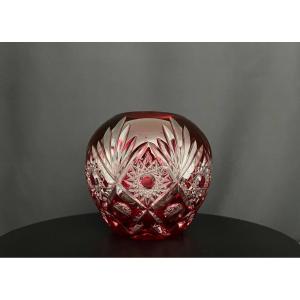 Vase boule en cristal doublé rouge, décor taillé