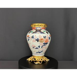 Vase décoratif de style Imari en porcelaine polychrome et bronze doré