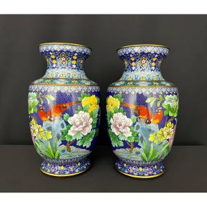 Paire de vases asiatiques en émaux cloisonnés