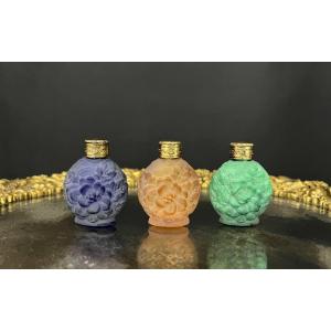 Trois flacons à parfum Art Déco en verre satiné