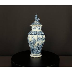 Potiche couverte en faïence de Delft, décor bleu blanc chinois, attribuée au XVIIIe siècle