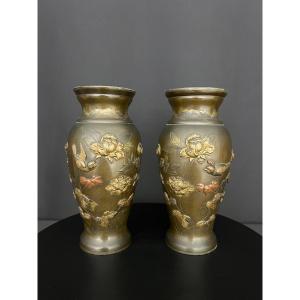 Pair Of Japanese Bronze Vases With Naturalistic Decoration In Relief - Meiji Period