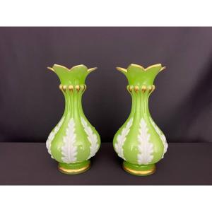 Paire de vases en opaline verte et blanche, attribuée à Baccarat, époque Napoléon III