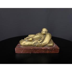 Charmant bronze doré représentant un enfant endormi sur un coussin