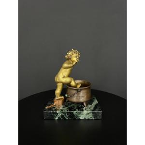 Putto en bronze doré près d’un chaudron – Marcel Debut, France fin du XIXe siècle