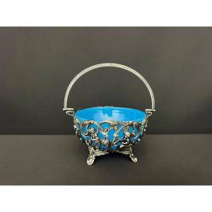 Panier en métal argenté et verre bleu opalin à décor de putti