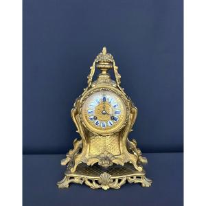 Pendule de style Louis XV en bronze doré