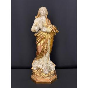 Vierge en prière en bois sculpté, polychromé et doré