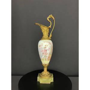 Aiguière décorative en porcelaine peinte, monture en bronze doré