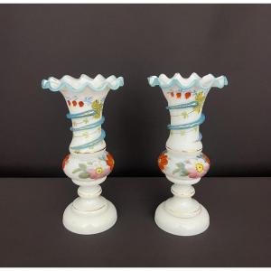 Paire de vases anciens en opaline émaillée