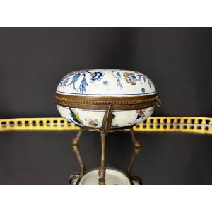 Bonbonnière en faïence de Gien à décor polychrome, monture en bronze