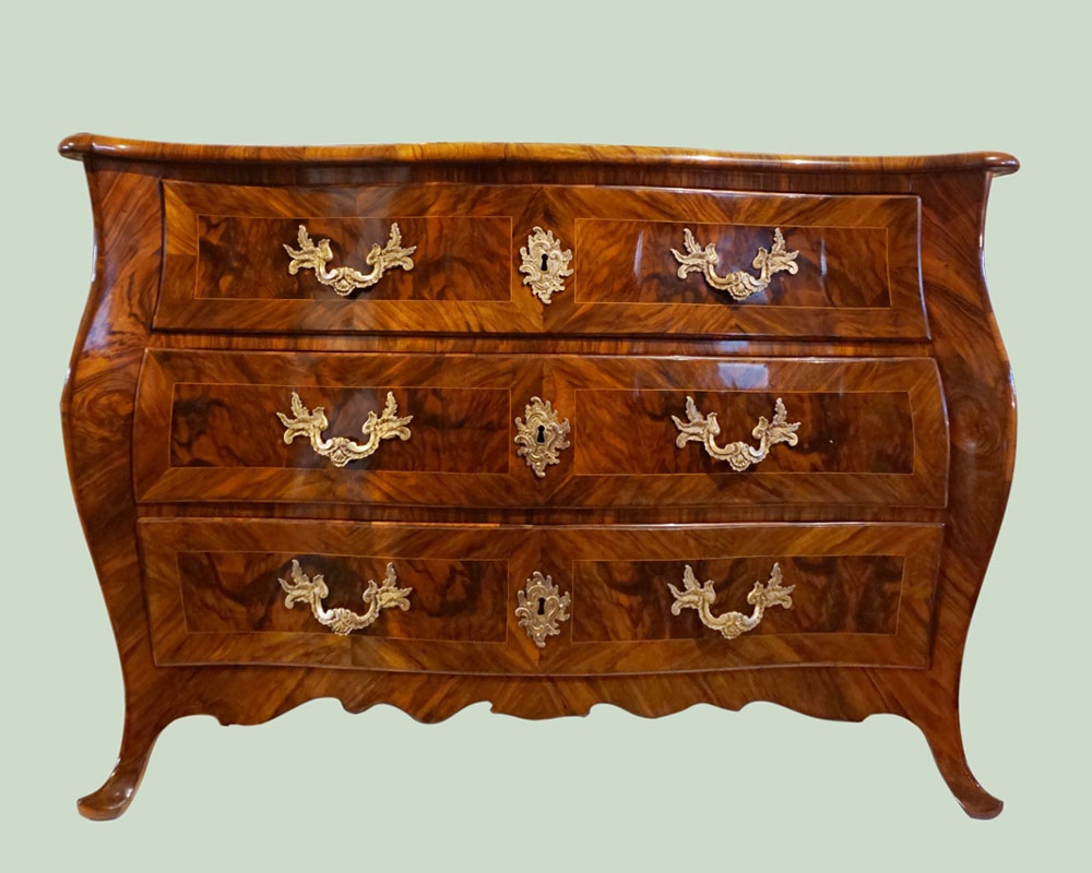 Élégante commode baroque vers 1750
