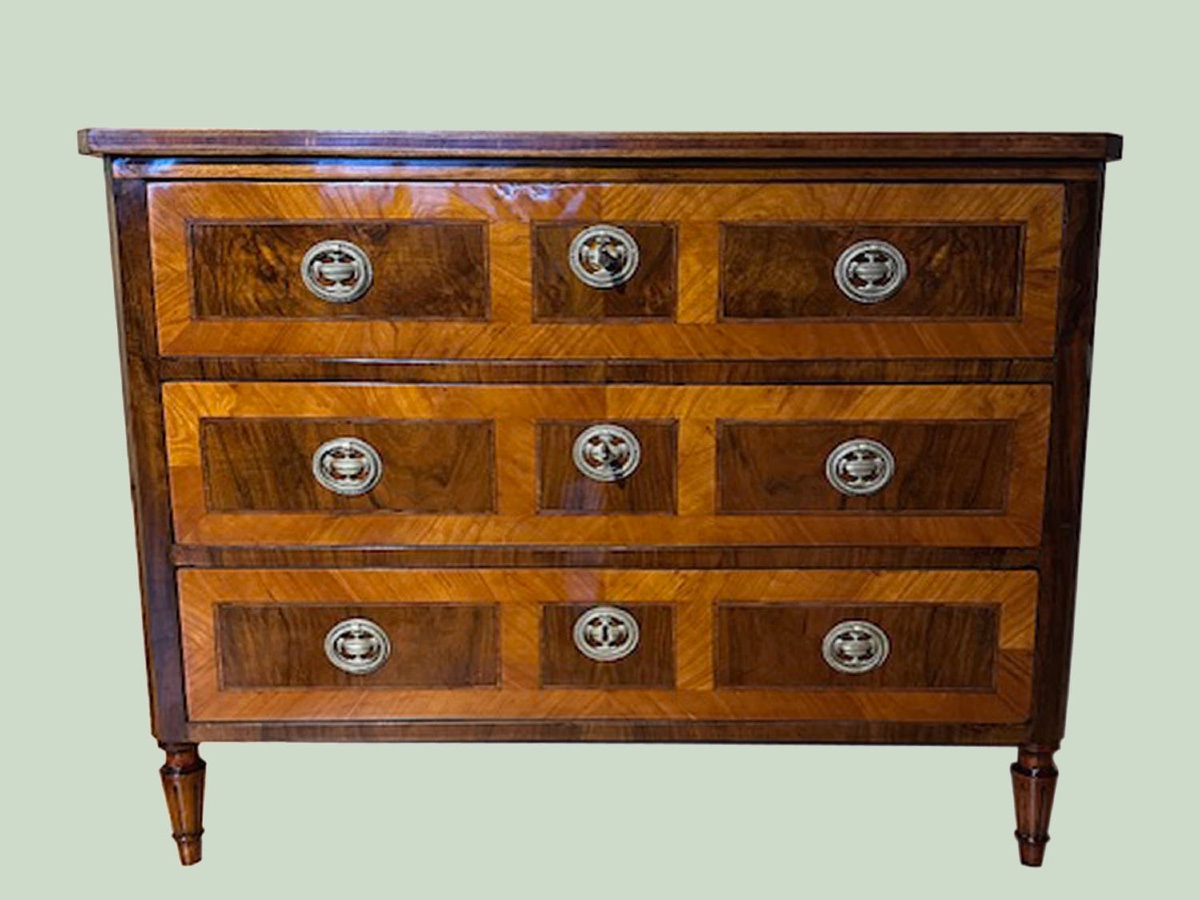 Petite commode Louis XVI en noyer