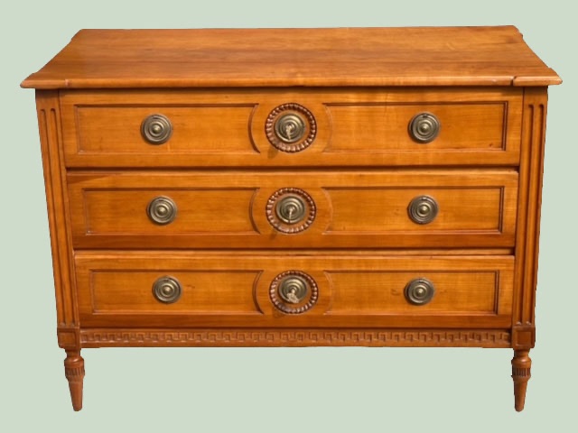 Commode en merisier de style Louis XVI