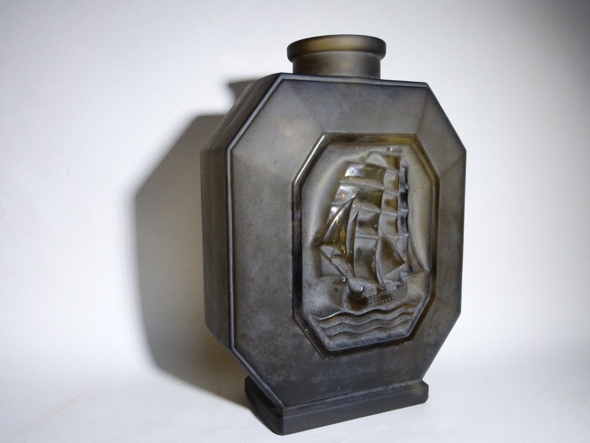 Vase En Verre Préssé Moulé Art Déco Pierre d'Avesn Rare Modèle Voilier -photo-4