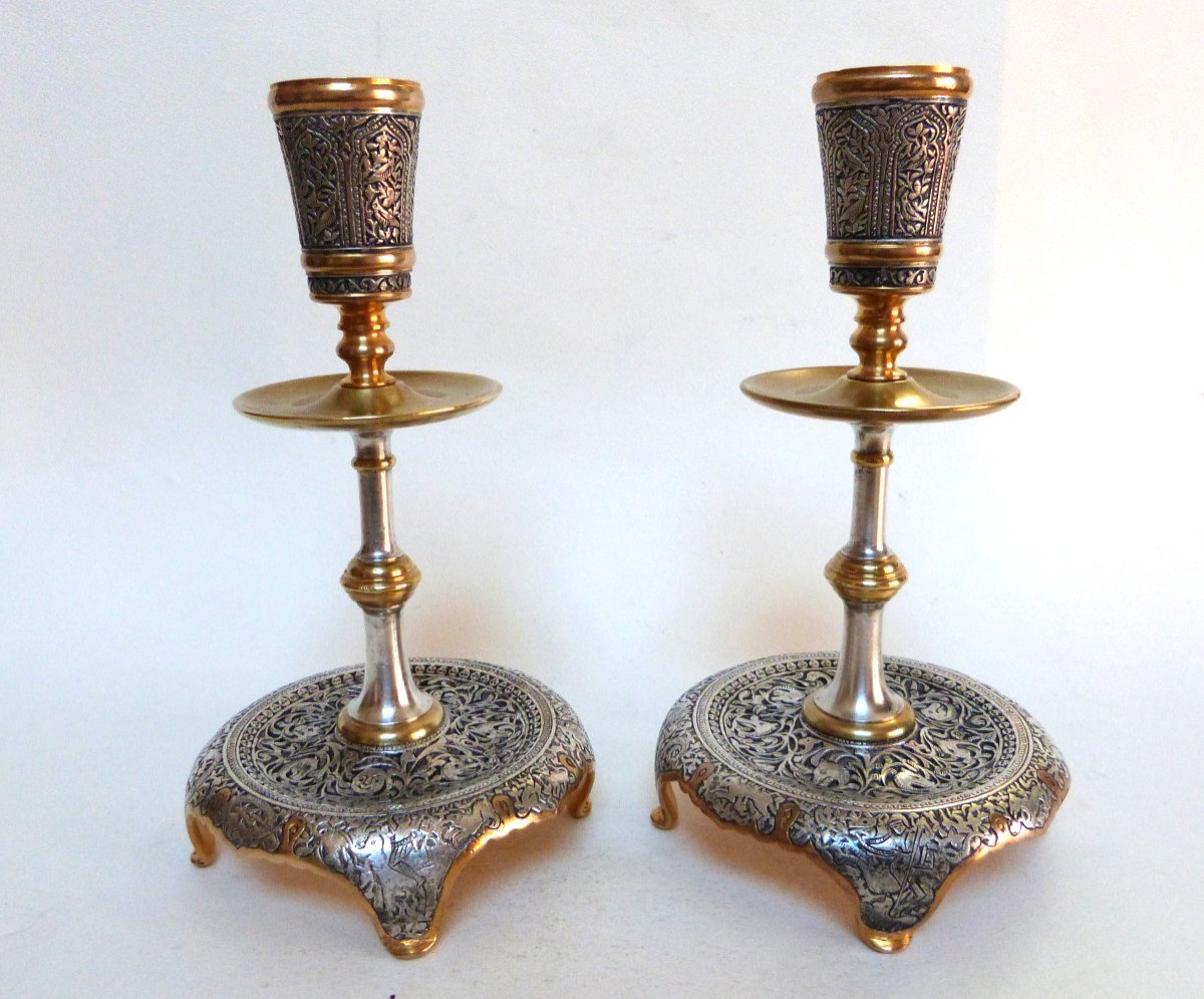 Paire De Bougeoirs  Bronze Doré Damasquiné Argent Style Orientaliste Armand Point Iran Kadjar 
