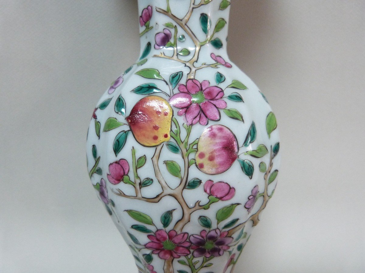 Vase En Porcelaine De Chine XVIIIeme Dynastie Qing Décor Pêches Et Grenades -photo-2