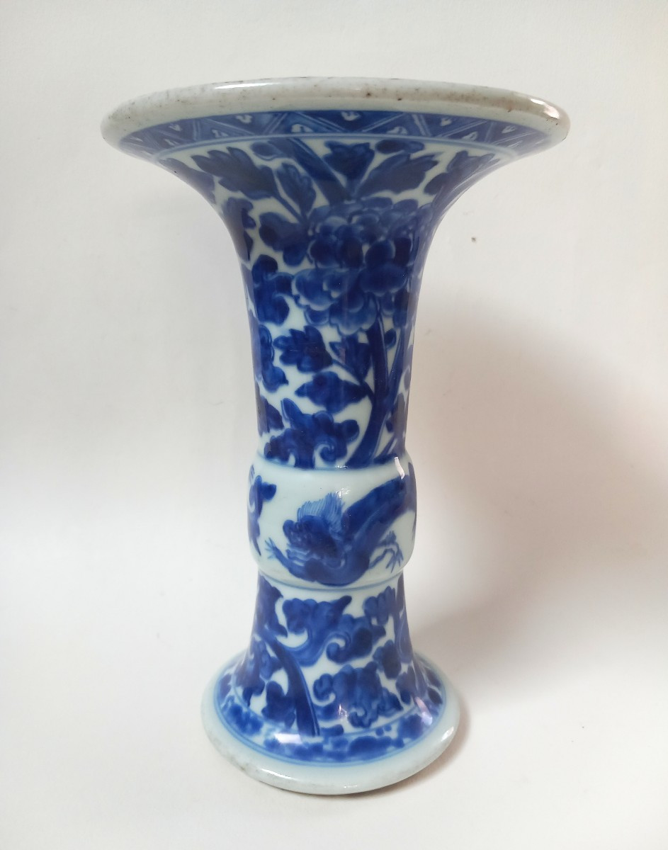 Gu Vase In Chinese Porcelain, White And Blue Peony Decor, Rare Ribboned Background-photo-2