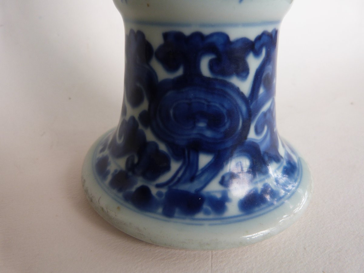 Gu Vase In Chinese Porcelain, White And Blue Peony Decor, Rare Ribboned Background-photo-3