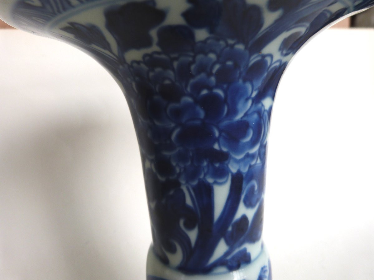 Gu Vase In Chinese Porcelain, White And Blue Peony Decor, Rare Ribboned Background-photo-4