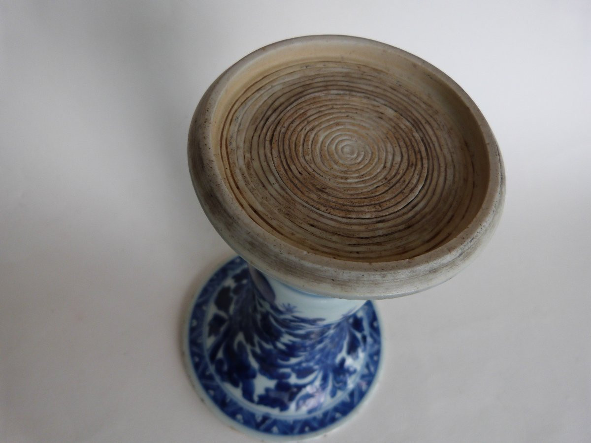 Gu Vase In Chinese Porcelain, White And Blue Peony Decor, Rare Ribboned Background-photo-5