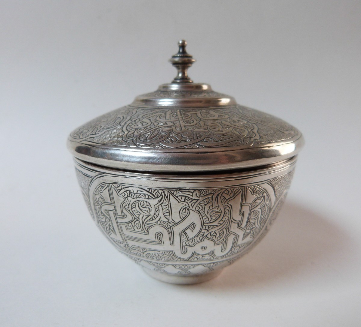 pot couvert en argent massif Egypte ou Syrie fin du XIXeme siècle décor gravé 