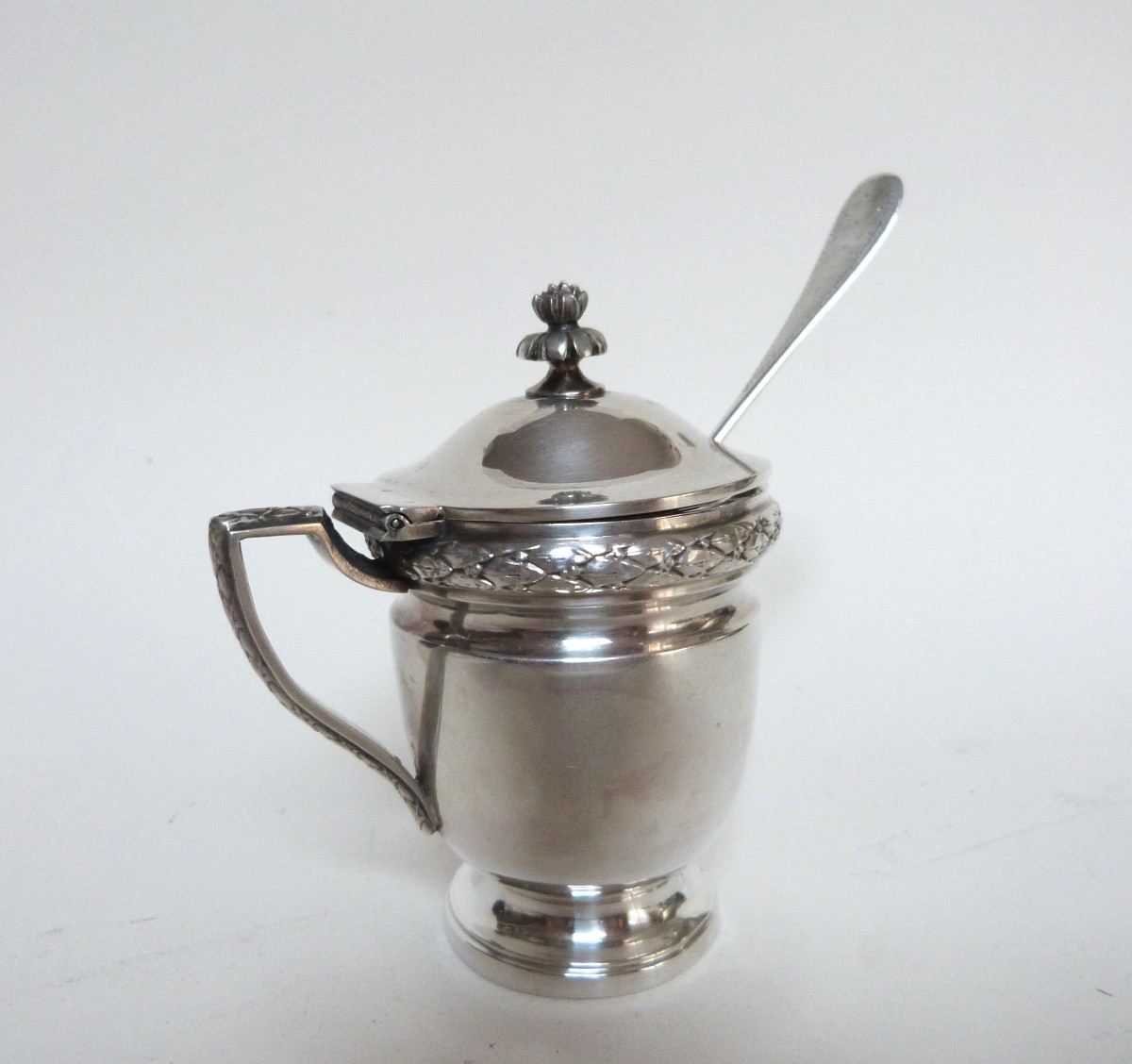 Tétard frères moutardier en argent massif de style Louis XVI 