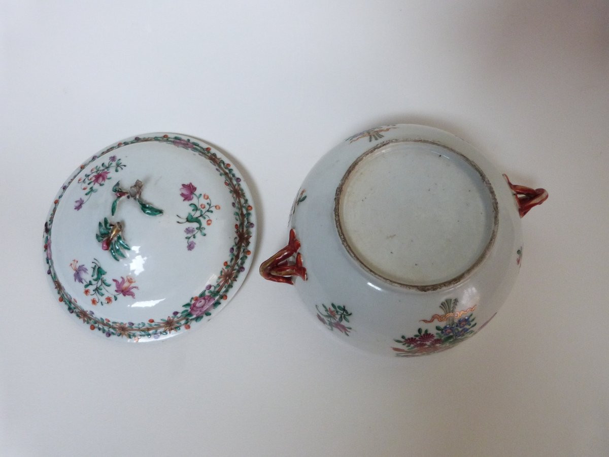 Covered Broth Dish In 18th-century Chinese Porcelain From The East India Company-photo-1