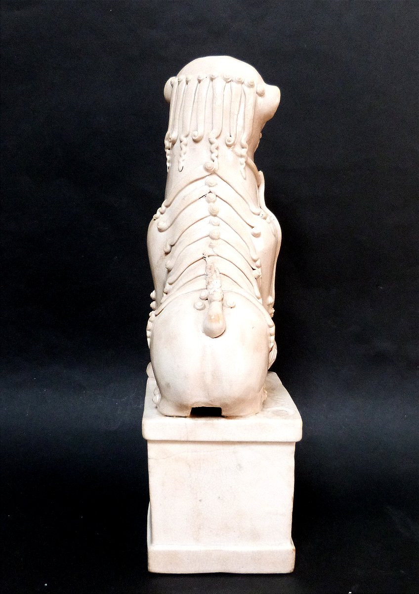 Grand chien de Fô en porcelaine blanc de Chine d'époque Kangxi -photo-4