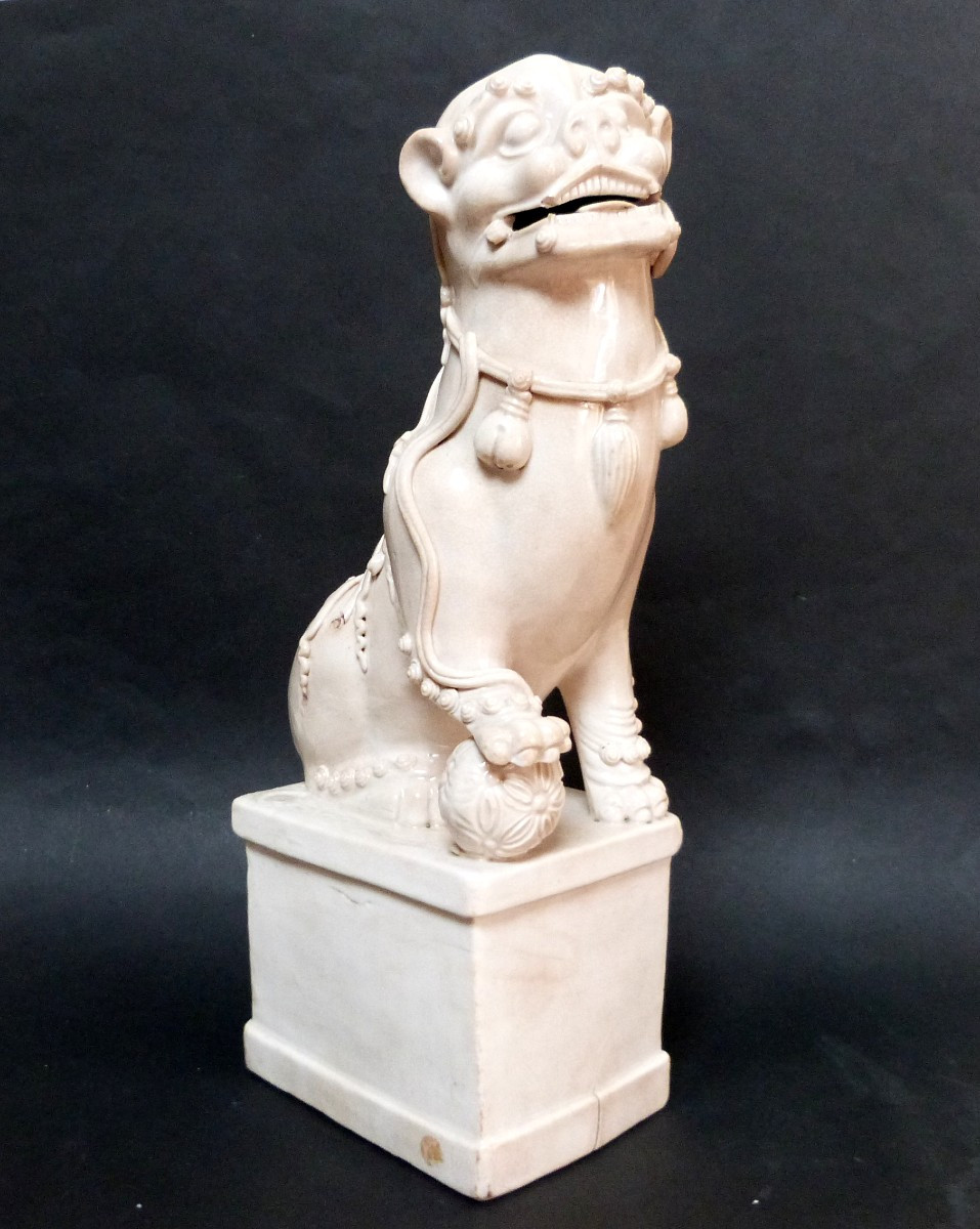 Grand chien de Fô en porcelaine blanc de Chine d'époque Kangxi 
