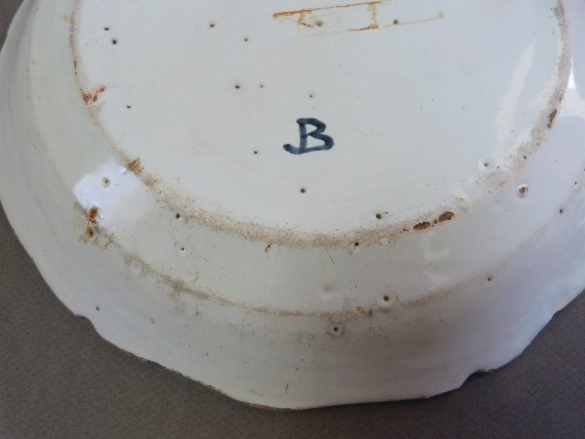 paire d'assiettes en faïence du XVIIIeme attribuées à La Rochelle -photo-1