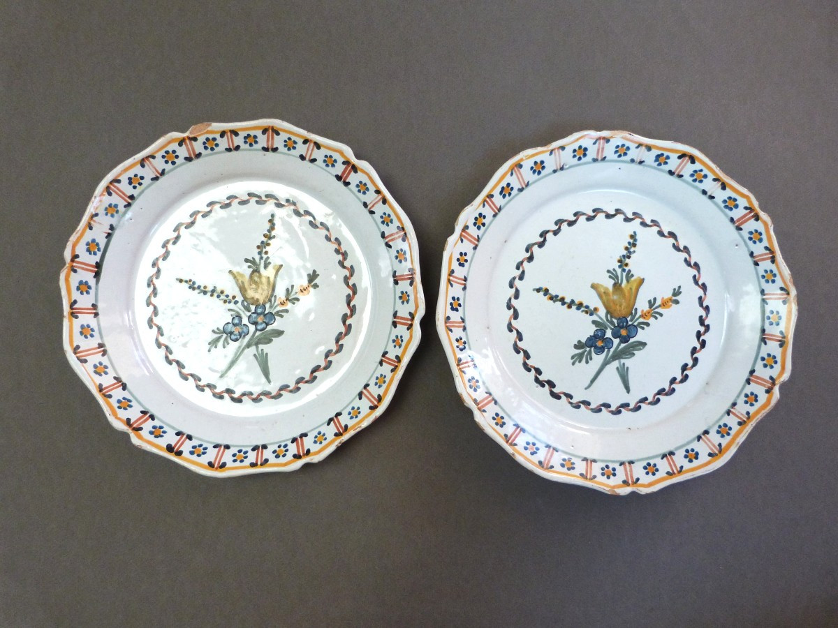 paire d'assiettes en faïence du XVIIIeme attribuées à La Rochelle 