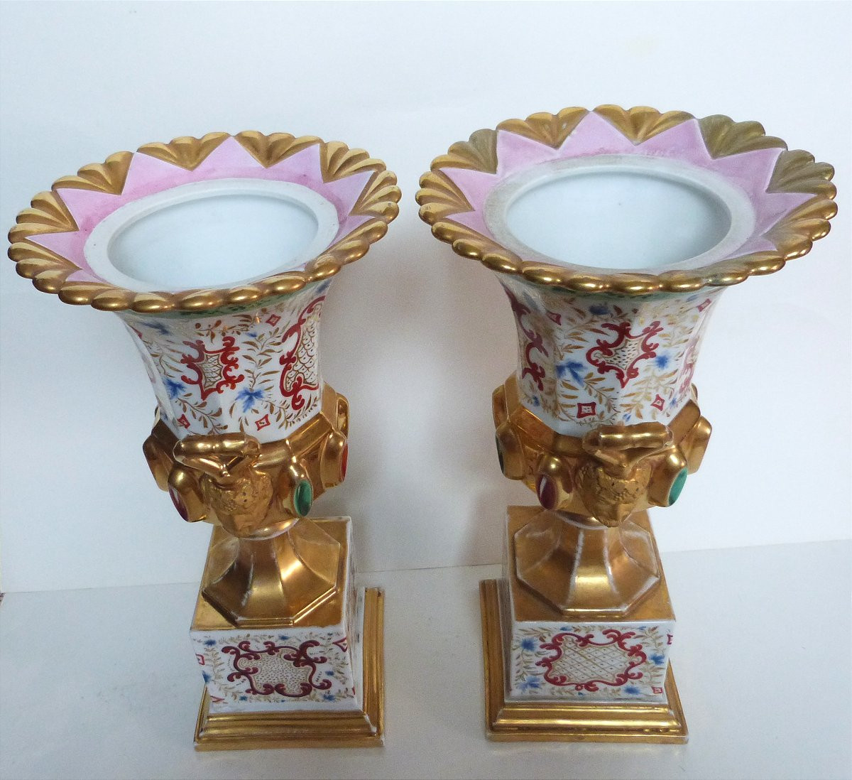 Paire de vases Médicis en porcelaine de Paris vers 1830 -photo-1