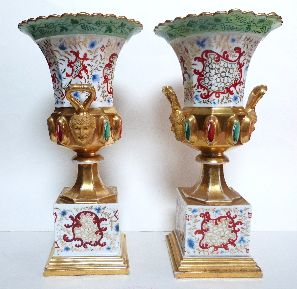 Paire de vases Médicis en porcelaine de Paris vers 1830 