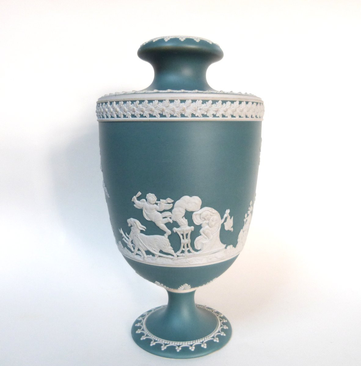 Rare 19th-century Wedgwood Jasperware Vase In Blue-green -photo-2