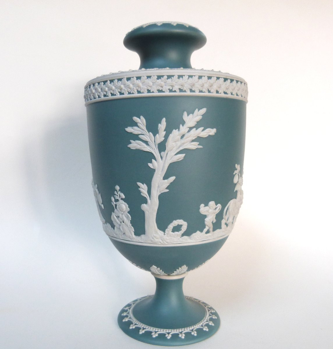 Rare 19th-century Wedgwood Jasperware Vase In Blue-green -photo-3