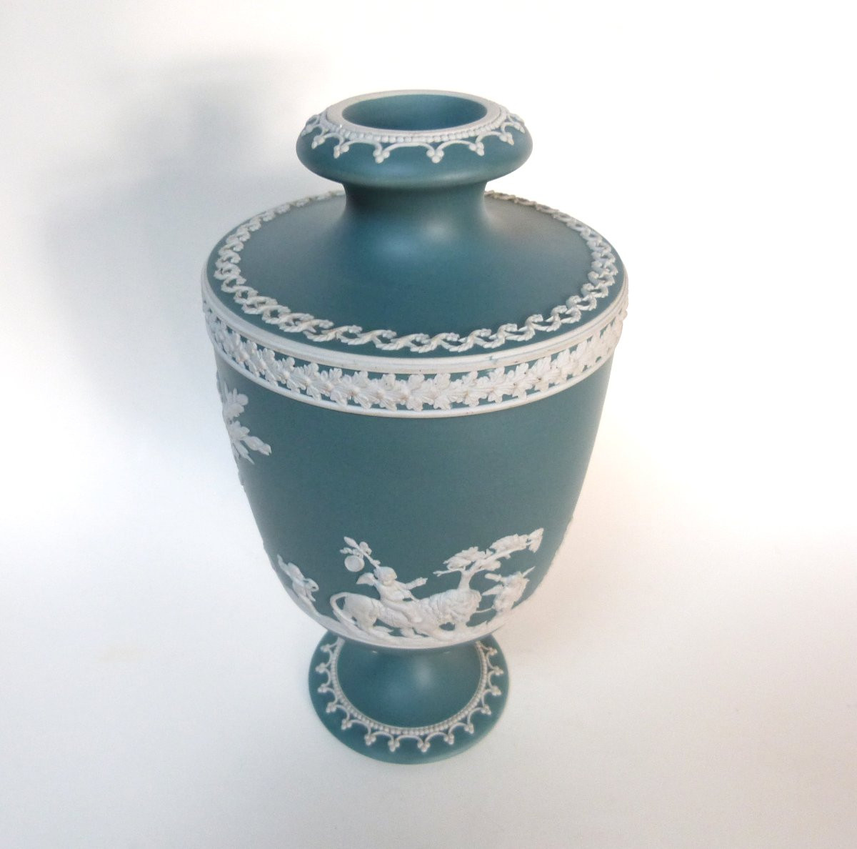Rare 19th-century Wedgwood Jasperware Vase In Blue-green -photo-4