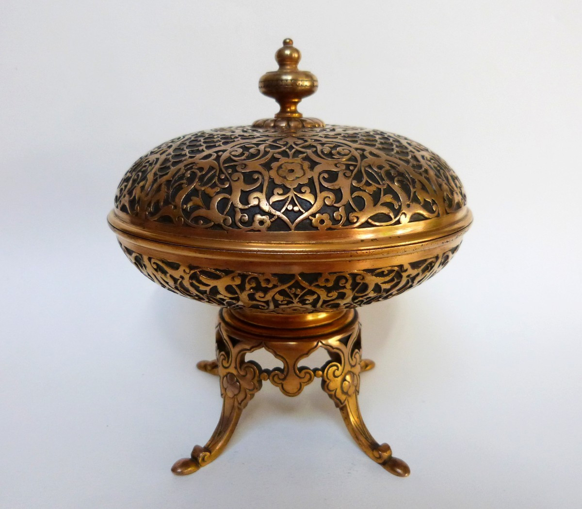 Armand Point et Seugnot à Paris rare boite bonbonnière orientaliste en bronze doré XIXeme