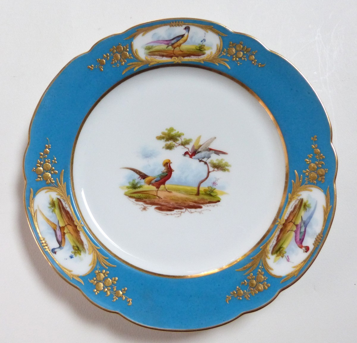 Chapelle à Paris assiette en porcelaine époque restauration dans le style de Sèvres 
