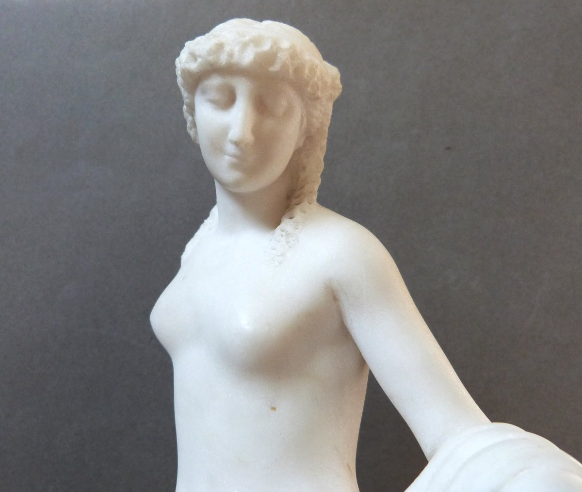 Sculpture en marbre nymphe protectrice des abeilles dans le style antique XIXeme siècle -photo-1